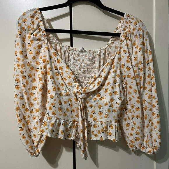 Macy’s Women’s crop top - Picture 1 of 4